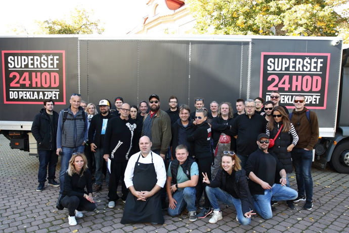 Během 24 hodin si bere se svým týmem restauraci do vlastních rukou od kuchyně až po redesign interiéru. 