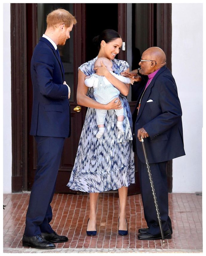 Meghan ráda podporuje i méně známé návrháře. V září roku 2019 na oficiální cestě po Africe měla na sobě šaty Club Monaco.
