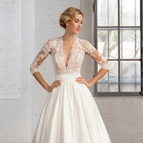 Výstřih do V a dlouhé krajkové rukávy. Tyto šaty budou ideální na podzimní svatbu.