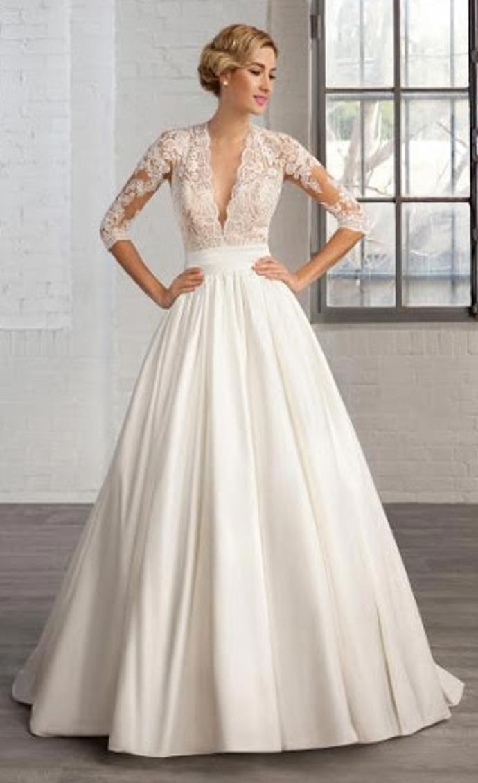 Výstřih do V a dlouhé krajkové rukávy. Tyto šaty budou ideální na podzimní svatbu.