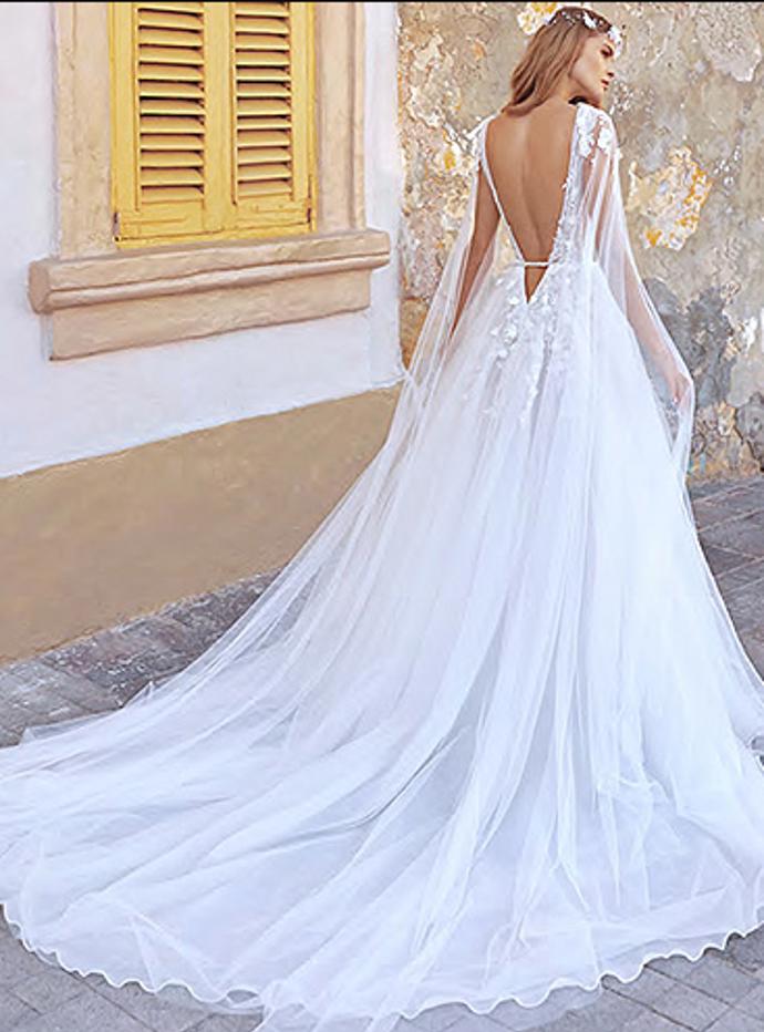 S těmito šaty budete rozhodně za princeznu. Nebojte se vyzývavého výstřihu vzadu a dlouhé vlečky. 