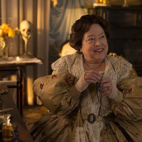 Ráda také mučí otroky.