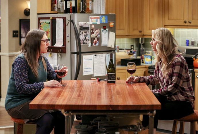 Když se jí stane během natáčení nehoda, zajde si s kamarádkami na skleničku.