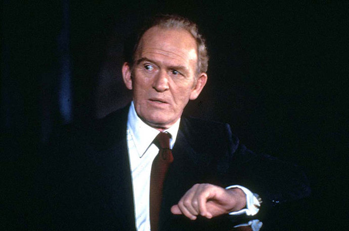 Než vzal Gordon Jackson roli Cowleyho, hrál i ve filmech. Během natáčení jednoho z nich poznal svoji manželku, herečku Ronu Anderson. Měli spolu dva syny. Jackson v roce 1990 zemřel na rakovinu kostí.