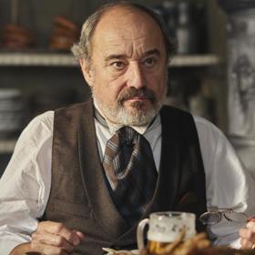 Dětství prožil v pražském Karlíně. Vystudoval říčanské gymnázium, během studia psal a kreslil do školního časopisu, věnoval se recitaci a účinkoval v ochotnickém kroužku. 