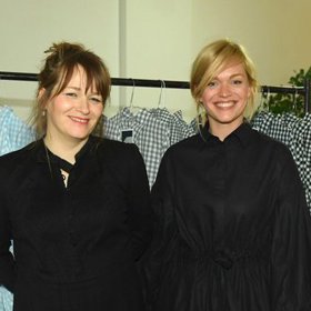 Lela Geislerová spolu se svou sestrou Ester.  Věnuje se vizuálnímu umění v podobě videoinstalací