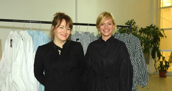 Lela Geislerová spolu se svou sestrou Ester.  Věnuje se vizuálnímu umění v podobě videoinstalací