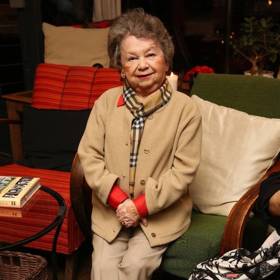 Tehdy vstoupila do Dismanova rozhlasového souboru. Matka, Hedvika Janoušková (rozená Neumannová), se po válce podruhé vdala, opět za klenotníka a od roku 1950 prvního předsedu družstva Soluna.