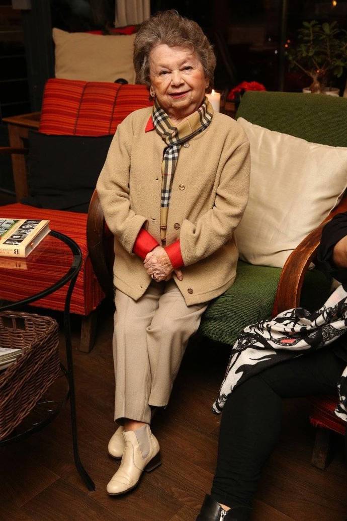 Tehdy vstoupila do Dismanova rozhlasového souboru. Matka, Hedvika Janoušková (rozená Neumannová), se po válce podruhé vdala, opět za klenotníka a od roku 1950 prvního předsedu družstva Soluna.