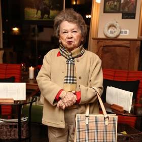 Od dětství se věnovala baletu a hraní v divadle. Již během druhé světové války vystupovala v Národním divadle. 