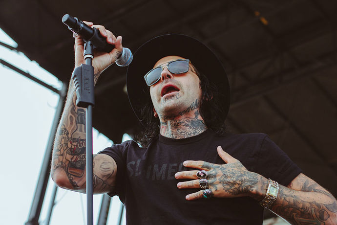 V červenci 2013 se zasnoubil s americkou písničkářkou Fefe Dobson.