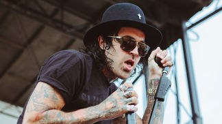 Yelawolf, vlastním jménem Michael Wayne Atha, je americký rapper, textař a skladatel, který se narodil 30. prosince 1979.
