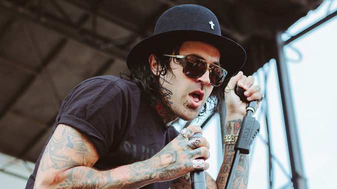 Yelawolf, vlastním jménem Michael Wayne Atha, je americký rapper, textař a skladatel, který se narodil 30. prosince 1979.