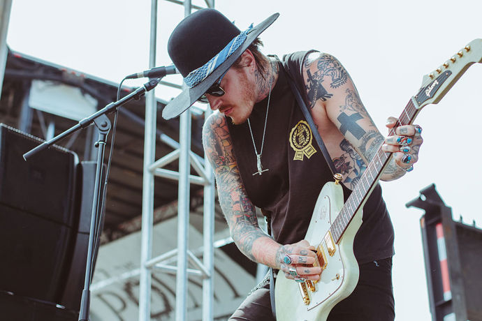 Pochází z města Gadsden ležící ve státě Alabama.