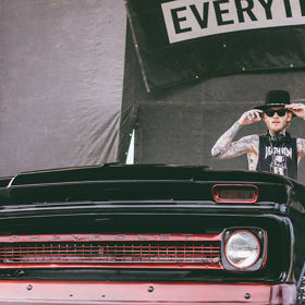 Ještě téhož roku vydává album Creek Water.