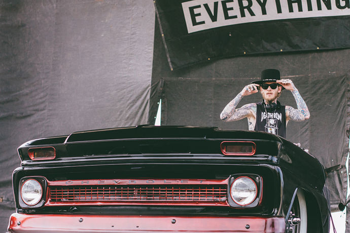 Ještě téhož roku vydává album Creek Water.