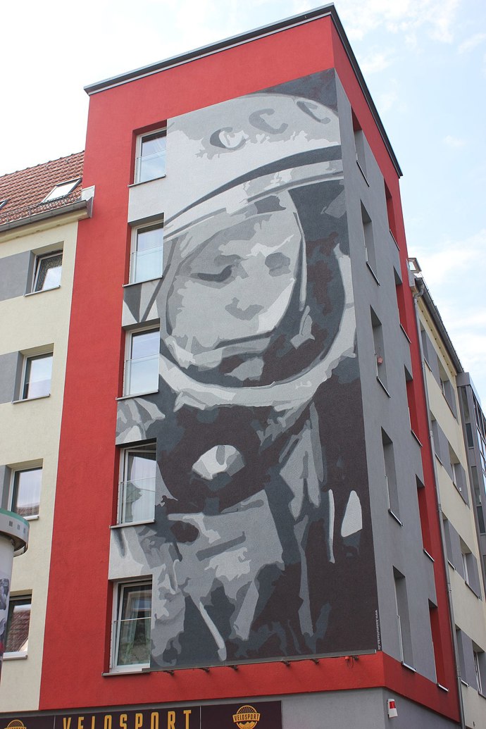Jurij Alexejevič Gagarin byl sovětský kosmonaut, první člověk, který vzlétl do vesmíru. Ke svému kosmickému letu odstartoval 12. dubna 1961 v lodi Vostok 1 z kosmodromu Bajkonur. Obletěl Zemi a po 108 minutách přistál.