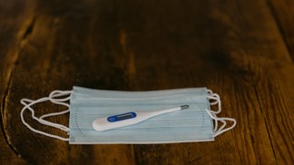 Na Praze 14 se šijí roušky ve velkém