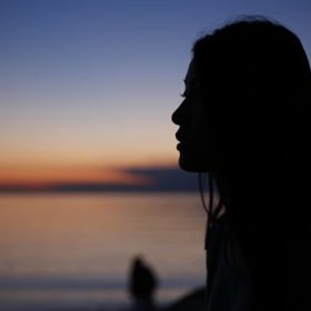 Nebojte se být sami se sebou.