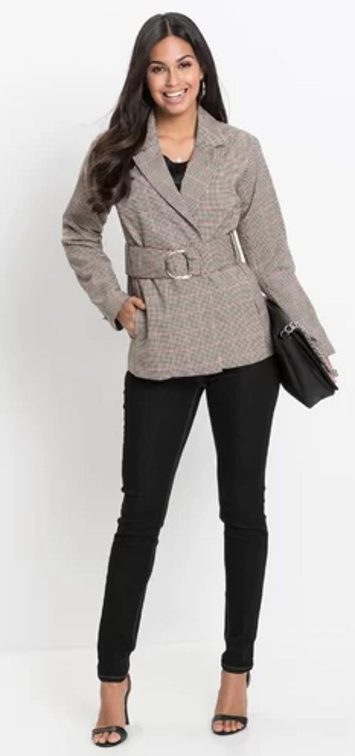 Blejzr doplněný o pásek dokáže postavě optický zeštíhlit pas a zúžit boky. 