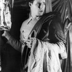 Zazářil ve světové premiéře slavného dramatu Tramvaj do stanice Touha v roce 1947 na Broadwayi