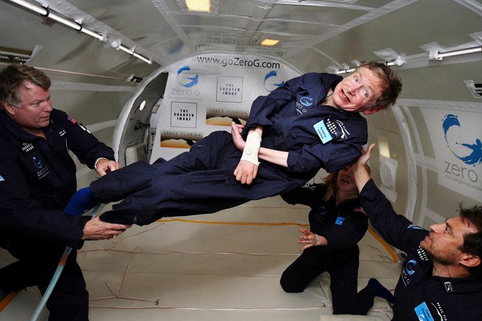 Stephen William Hawking byl britský teoretický fyzik a jeden z nejznámějších vědců vůbec.