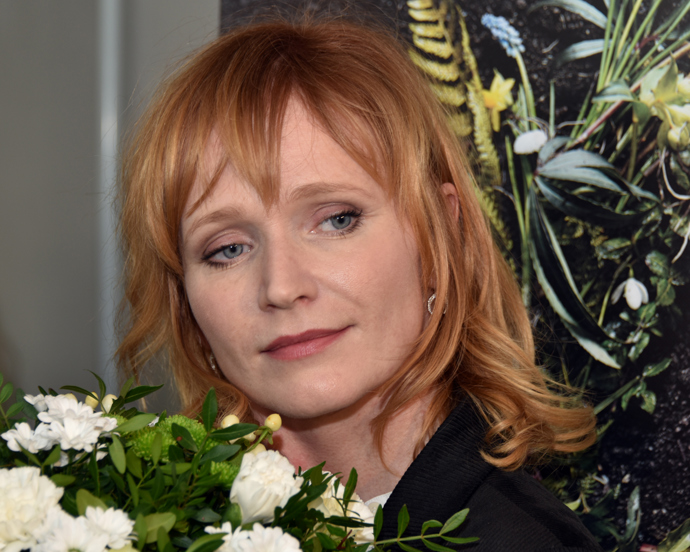 V patnácti letech se vydala do Milána, kde se snažila stát modelkou, po několika měsících bloudění po městě se vrátila. Po dokončení základní školy studovala dva roky konzervatoř Jaroslava Ježka v Praze, ale nedokončila ji.