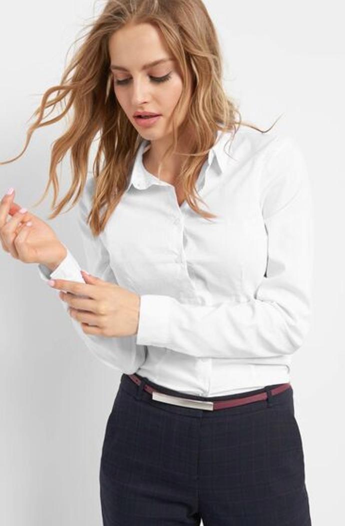 Bílá košile vám dokáže zaručit jak eleganci, tak pohodlnost. Co víc si přát?