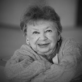 Narodila se jako třetí z dětí do středostavovské rodiny pražského klenotníka Rudolfa Janouška.