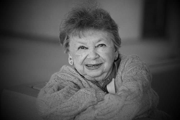 Narodila se jako třetí z dětí do středostavovské rodiny pražského klenotníka Rudolfa Janouška.