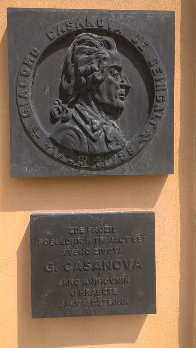 V Duchcově Casanova i zemřel a je zde pohřben, umístění hrobu je však dnes neznámé; pamětní deska je na budově zámku