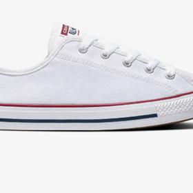 Conversky jsou klasika mezi teniskami. Tyto snadno zkombinujete s tylovou sukní.