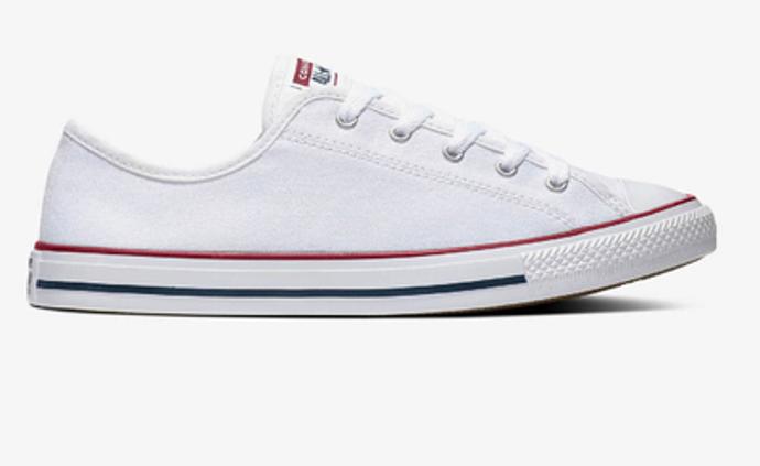 Conversky jsou klasika mezi teniskami. Tyto snadno zkombinujete s tylovou sukní.