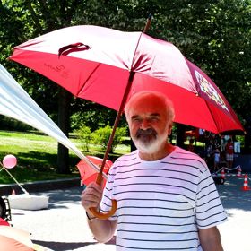 Zde se stal jedním z autorů rozhlasového pořadu Nealkoholická vinárna U Pavouka, v němž vznikla postava nedoceněného českého velikána Járy Cimrmana. V rozhlase také poznal hudebníka Jaroslava Uhlíře, s nímž od té doby spolupracuje.