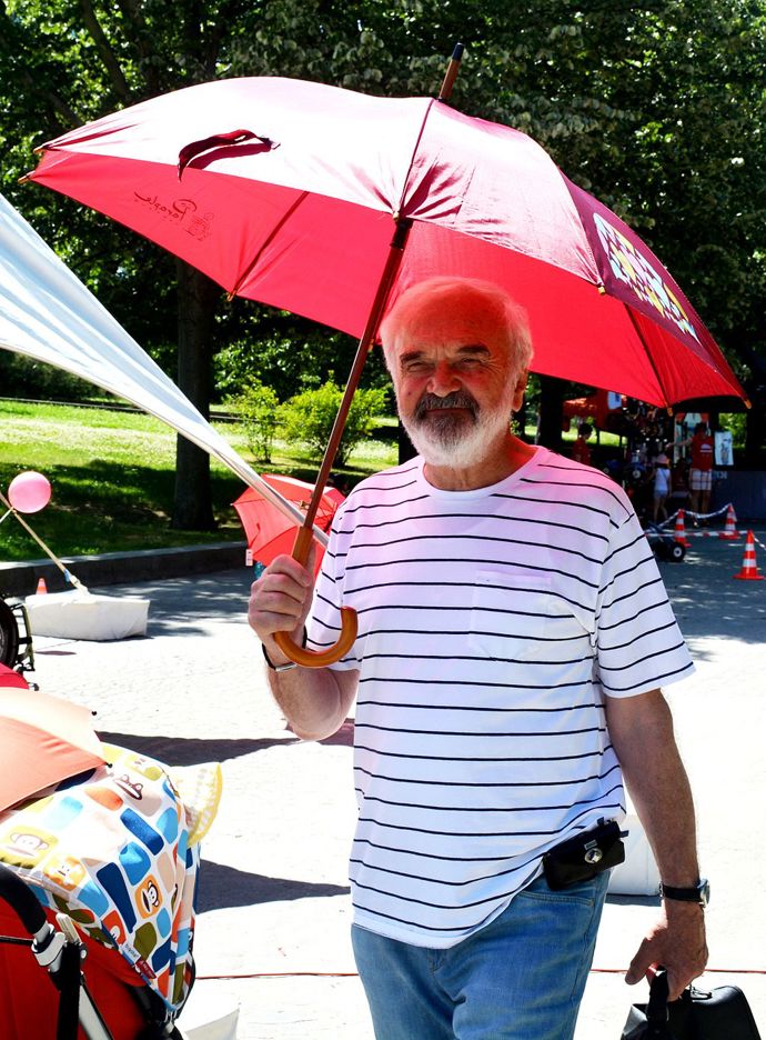 Zde se stal jedním z autorů rozhlasového pořadu Nealkoholická vinárna U Pavouka, v němž vznikla postava nedoceněného českého velikána Járy Cimrmana. V rozhlase také poznal hudebníka Jaroslava Uhlíře, s nímž od té doby spolupracuje.