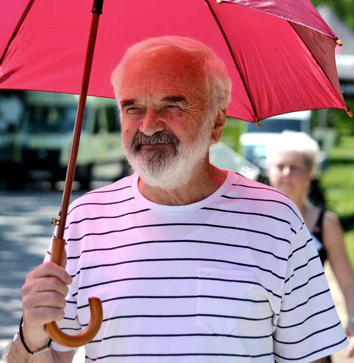 Během osmdesátých let 20. století spolupracoval Svěrák také s režisérem Vítem Olmerem, v jehož několika filmech rovněž hrál. Na začátku devadesátých let téhož století začal Zdeněk Svěrák psát scénáře, podle nichž filmy natáčel jeho syn Jan. Vznikly tak snímky Obecná škola, Kolja, Tmavomodrý svět či Vratné lahve.