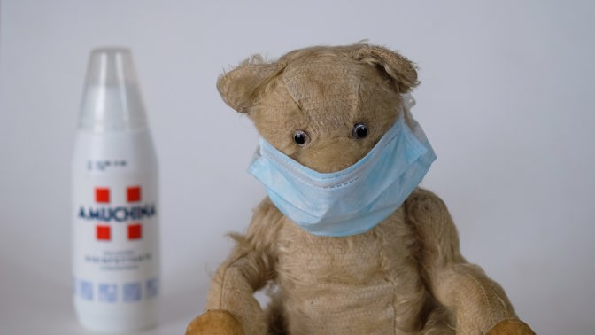 Roušky musí nosit i ti nejmenší! Jak je k tomu hravě přimět?