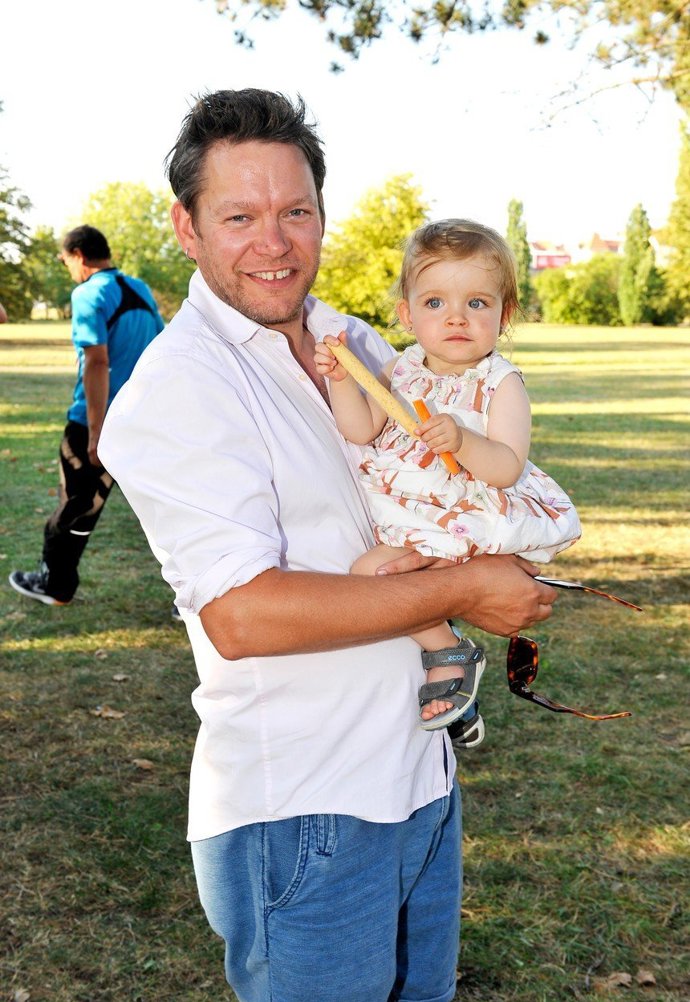 Vystudoval pražskou střední pedagogickou školu. Na konzervatoři se zpěvák Matěj Ruppert ohřál jen půl roku. 