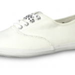 Elegantní tenisky se hodí spíše k upnutým šatům či sukním.