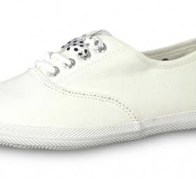 Elegantní tenisky se hodí spíše k upnutým šatům či sukním.