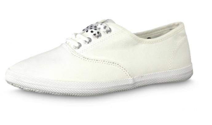 Elegantní tenisky se hodí spíše k upnutým šatům či sukním.