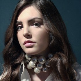 Dlouhé vlasy a přirozené vlny. Tato kombinace jde rozhodně k sobě.