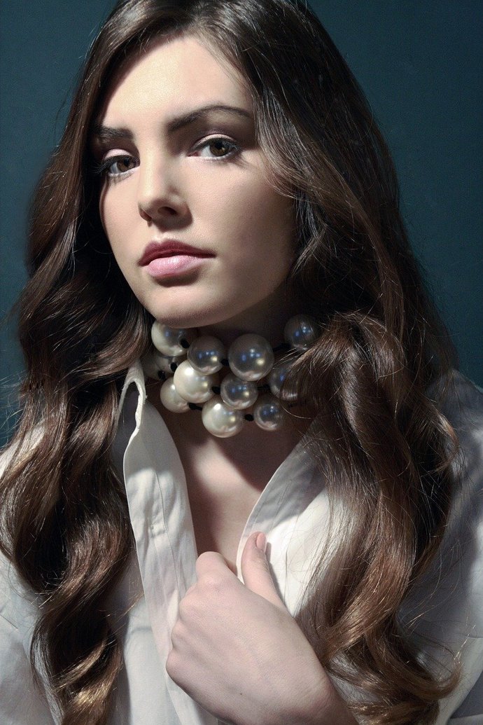 Dlouhé vlasy a přirozené vlny. Tato kombinace jde rozhodně k sobě. 