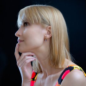 Pokud si nejste jistá mikádem pod bradu, tak zvolte to nad rameny. A klidně se nebojte ustříhnout i ofinu.