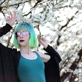 Nebojte se extravagance. Hitem letoška budou neonové barvy. 