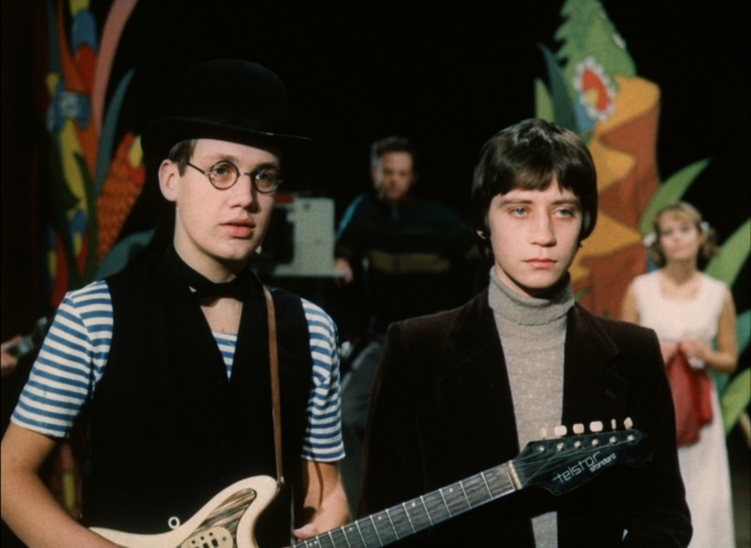 Ústřední výbor tehdy rozhodl, že v tisku nesmí být žádná reklama na film Jak svět přichází o básníky, jen negativní recenze.