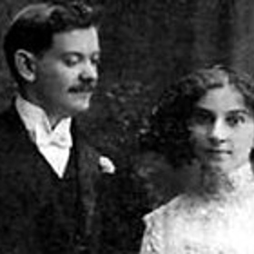 Její dílo čítá na 240 položek, z čehož je zhruba polovina románů a polovina povídek; na snímku s manželem v roce 1911