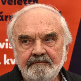 Roku 1967 vzniklo Divadlo Járy Cimrmana zkoumající odkaz Járy Cimrmana. Pro toto divadlo připravil Svěrák první hru pojmenovanou Akt a na dalších třinácti se pak spoluautorsky podílel spolu s Ladislavem Smoljakem. 