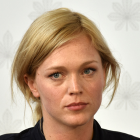 Vystudovala Střední školu Václava Hollara v Praze v oboru Propagační grafika. Vystudovala Akademii výtvarných umění v Praze obor Nová Média II. a studovala i v ateliéru Jiřího Davida, Intermediální konfrontace na UMPRUM.