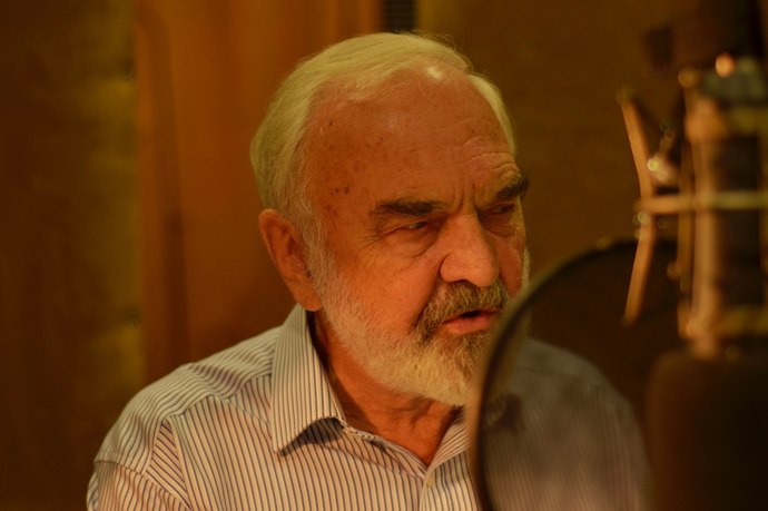 Ve všech hrách divadla také Svěrák hraje. Se Smoljakem začali posléze psát i filmové scénáře a v natočených filmech se pak obvykle jako herci také objevovali. Některé scénáře, například pro filmy Vrchní, prchni! nebo Tři veteráni, pak psal Svěrák i sám.